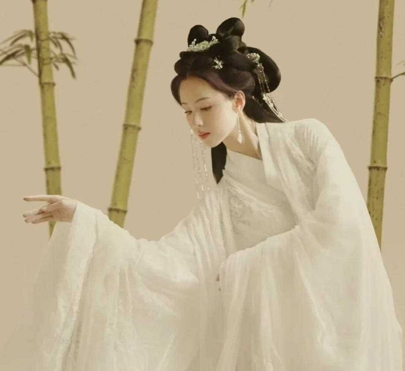 [蜡烛] 陈都灵今天的古风写真释出,穿着洁白的纱裙,置身竹林间,工笔