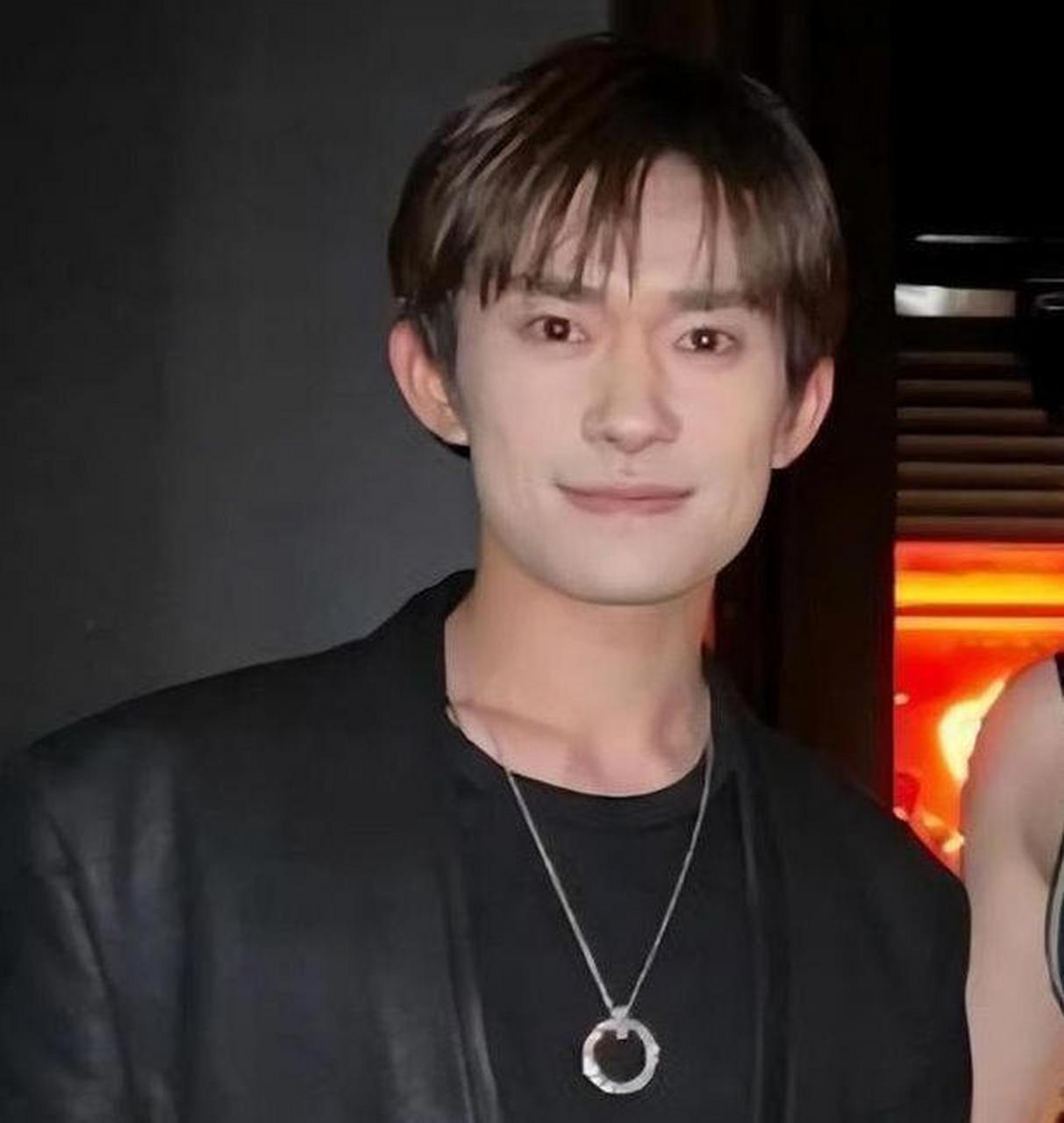 易烊千玺生图翻车,妆容太白严重卡粉,近照被指像吸血鬼.