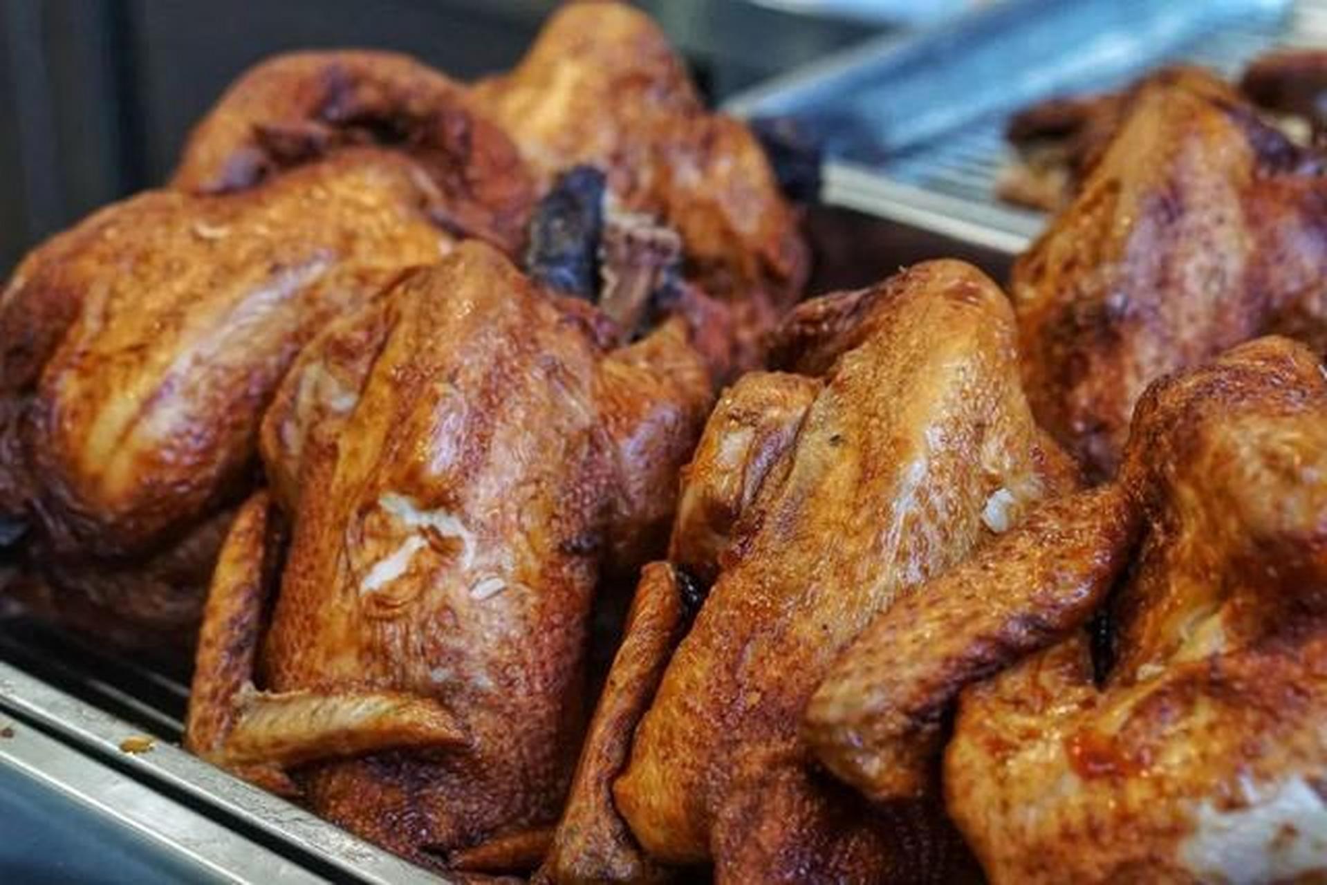 南阳特产——郭滩烧鸡  在唐河县郭滩烧鸡远近闻名,素有"肉质鲜嫩""