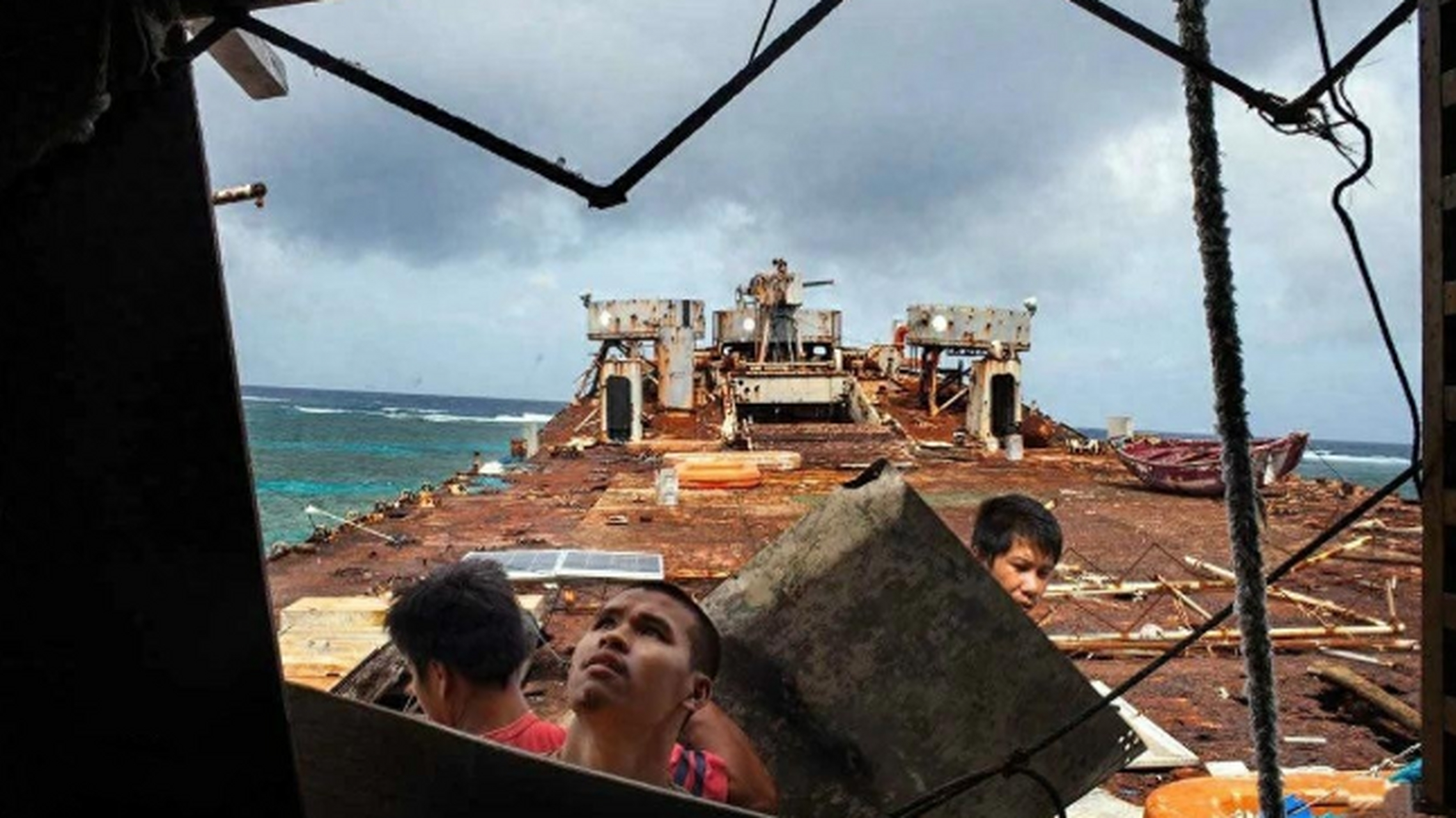 菲律宾的一艘破旧军舰已经非法搁浅在仁爱礁24年.