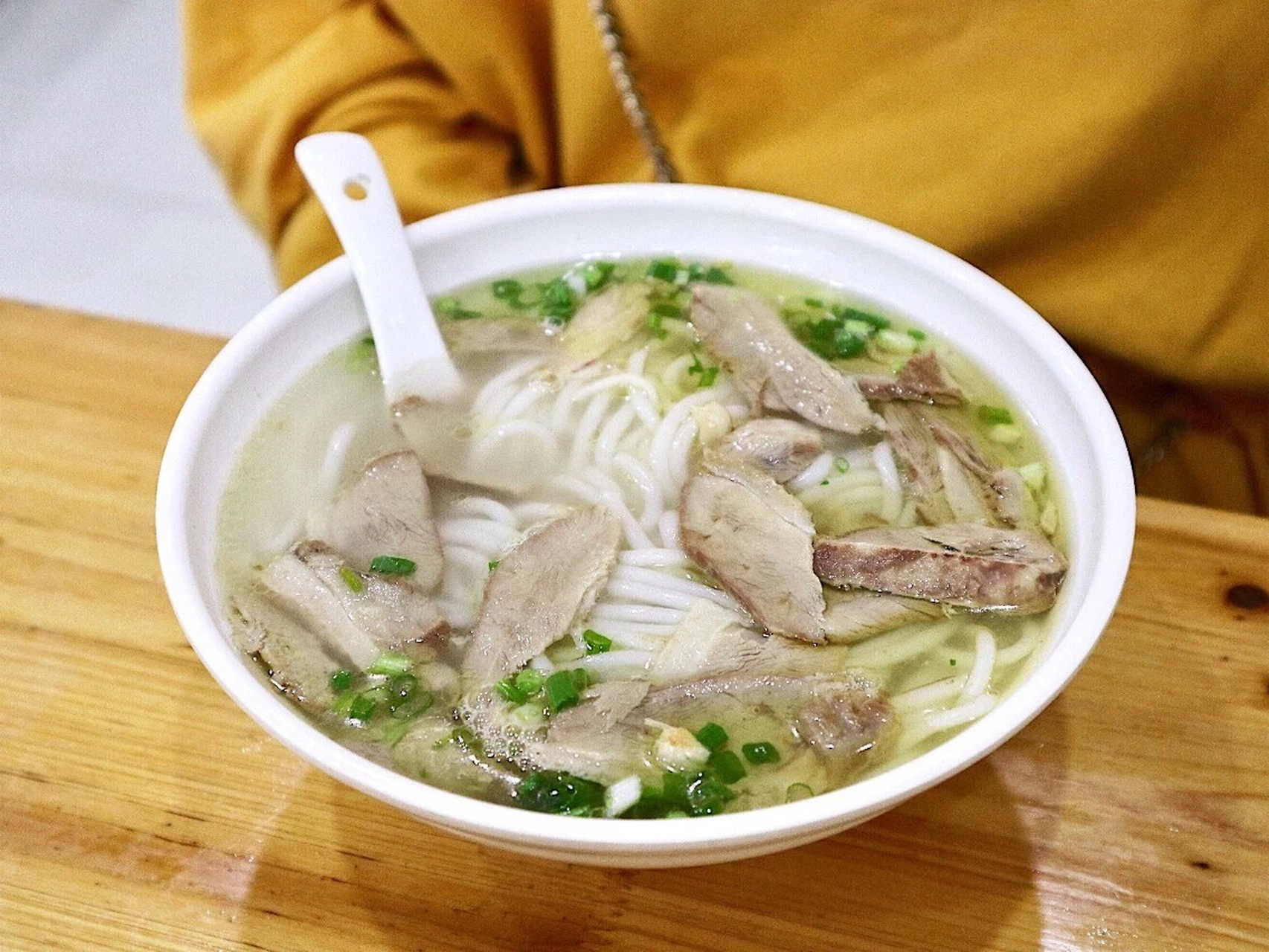 招牌鹅肉粉 汤是特色牛羊鹅原汤,各种大骨每天早晨现熬,汤头出奇的