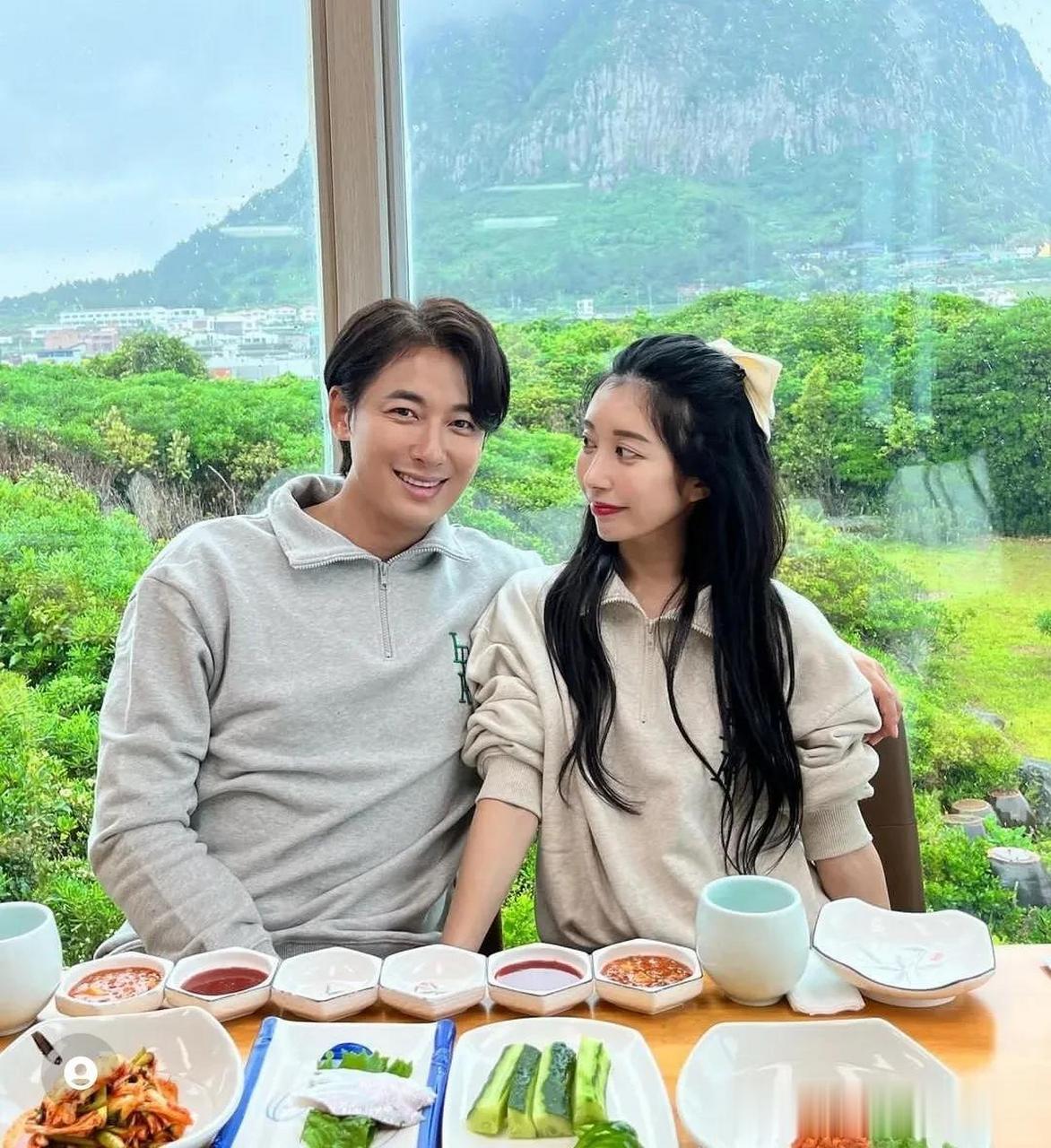 9日,演员李智勋的妻子三浦绫乃在自己的instagram上上传了多张照片,并