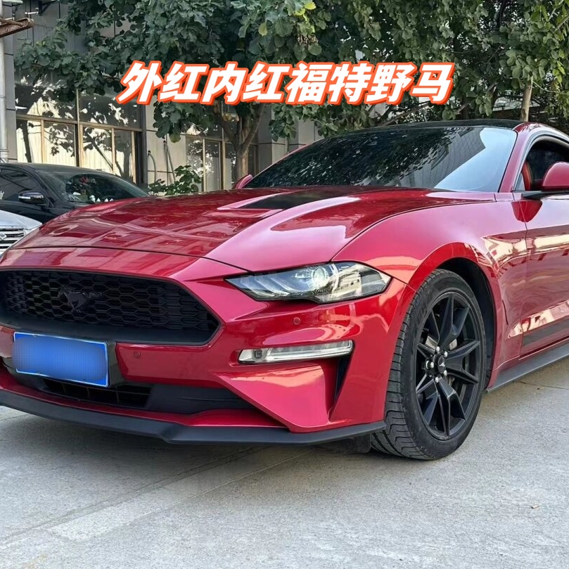 外观红色,内饰同样红色,非常引人注目