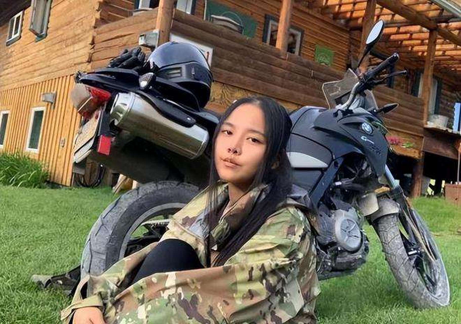 照片中的女孩叫高天韵,她为了能拿到美国国籍,不惜假结婚,抹黑祖国,还