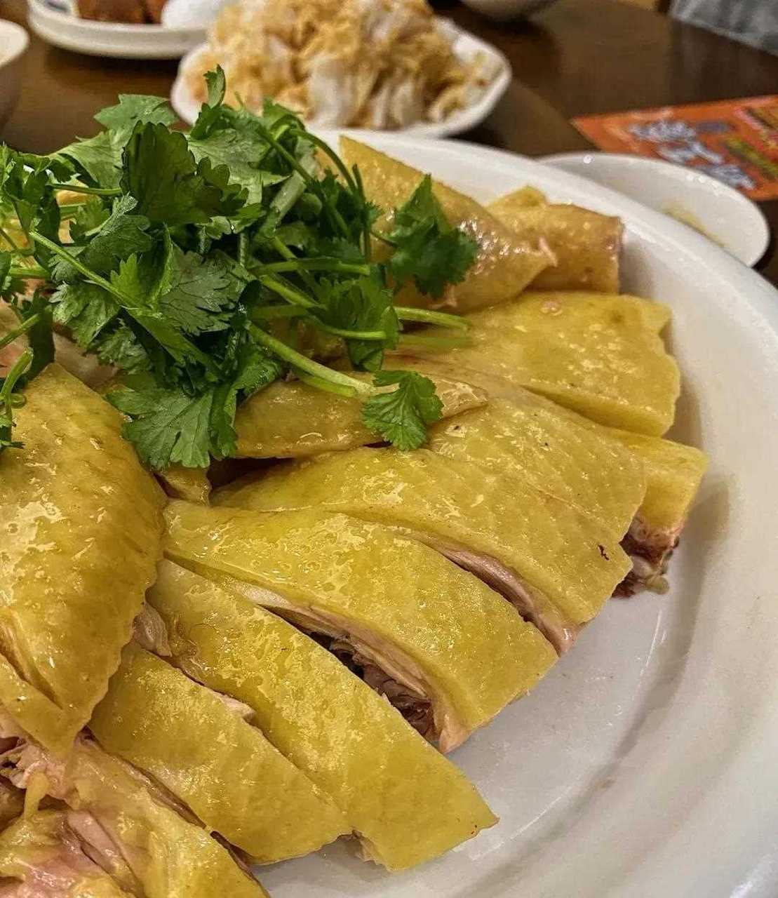 粤西廉江美食白切鸡,广东人都爱吃白切鸡,做法简单都大同小异,主要