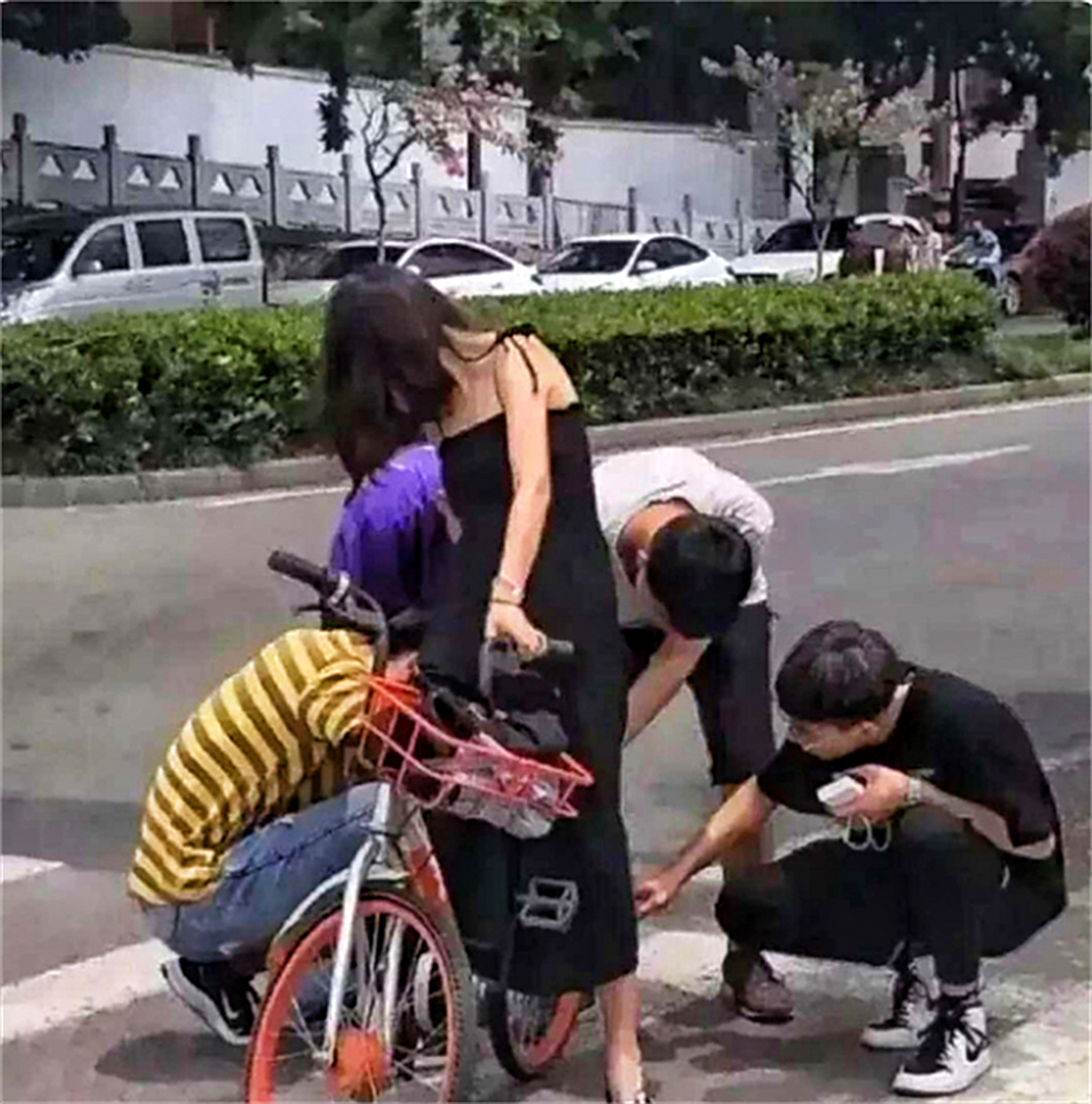 一位美女的自行车掉链子,这么多人帮忙,他们图啥?
