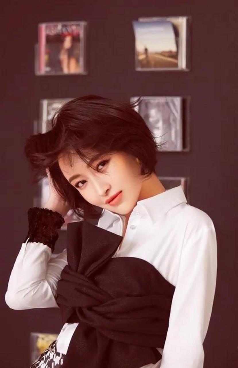 大美女杨菲洋青春靓丽,俊美妩媚,身材苗条,性感迷人