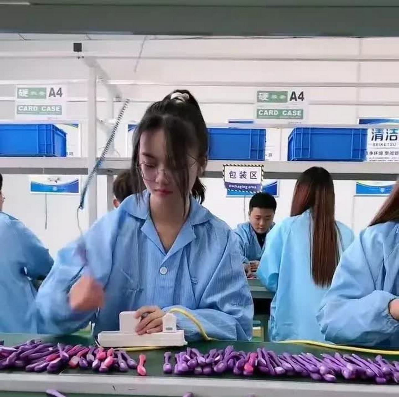 这个厂妹明明可以靠脸吃饭,为什么要在厂里两班倒工作12个小时,真不