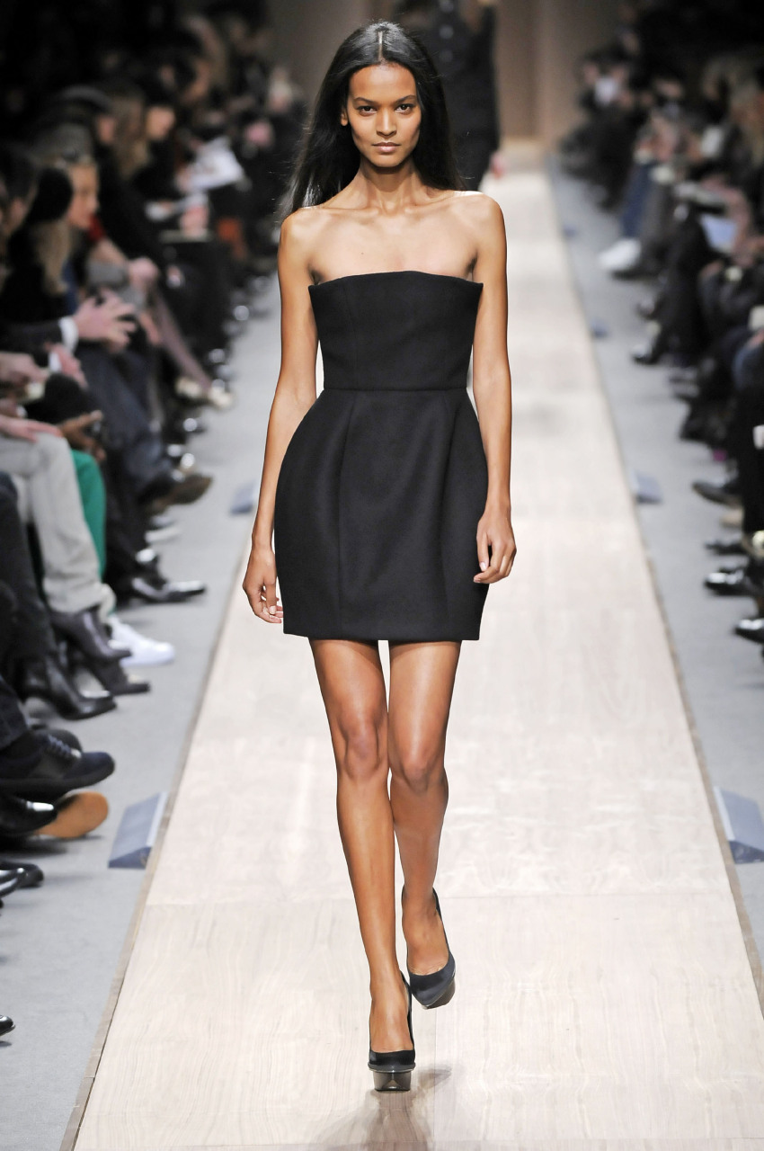 沙漠之花liya这场真的好漂亮啊,liya kebede出生在埃塞俄比亚,18岁便