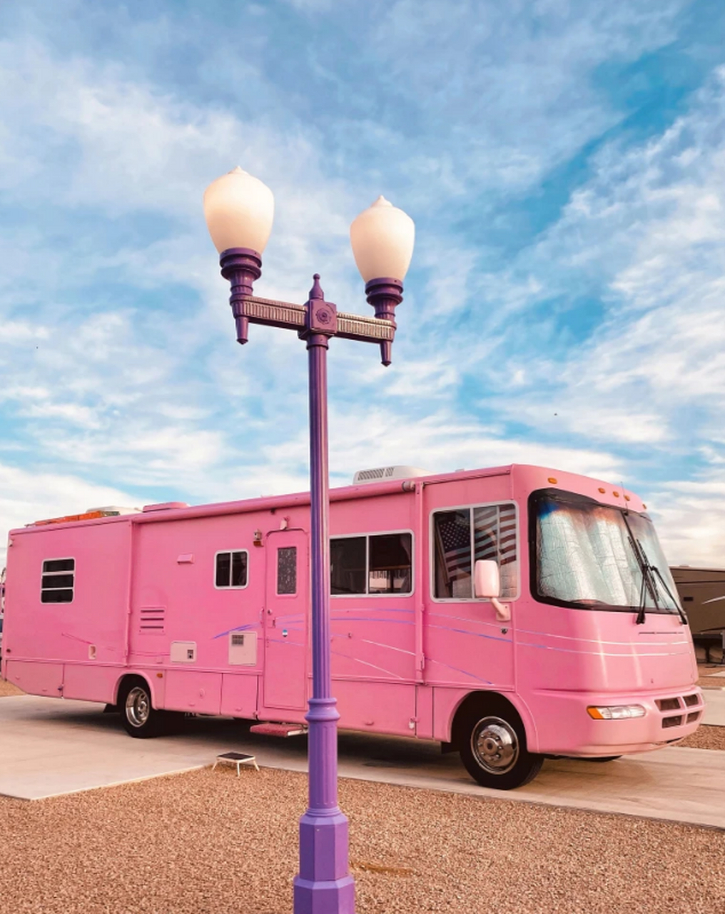 一位芭比娃娃粉丝将一辆单调的房车变成了适合芭比娃娃的粉色天堂.