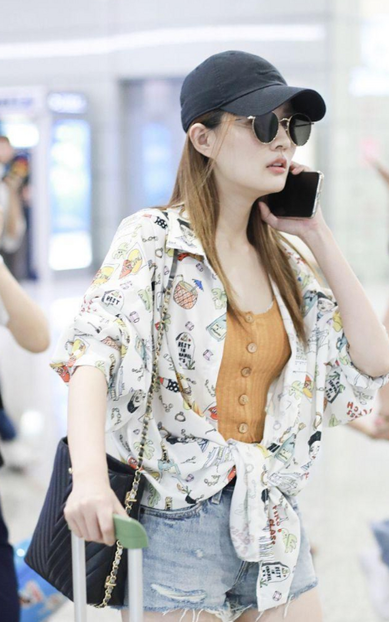 徐璐的素颜照,五官优美大方,个人观念