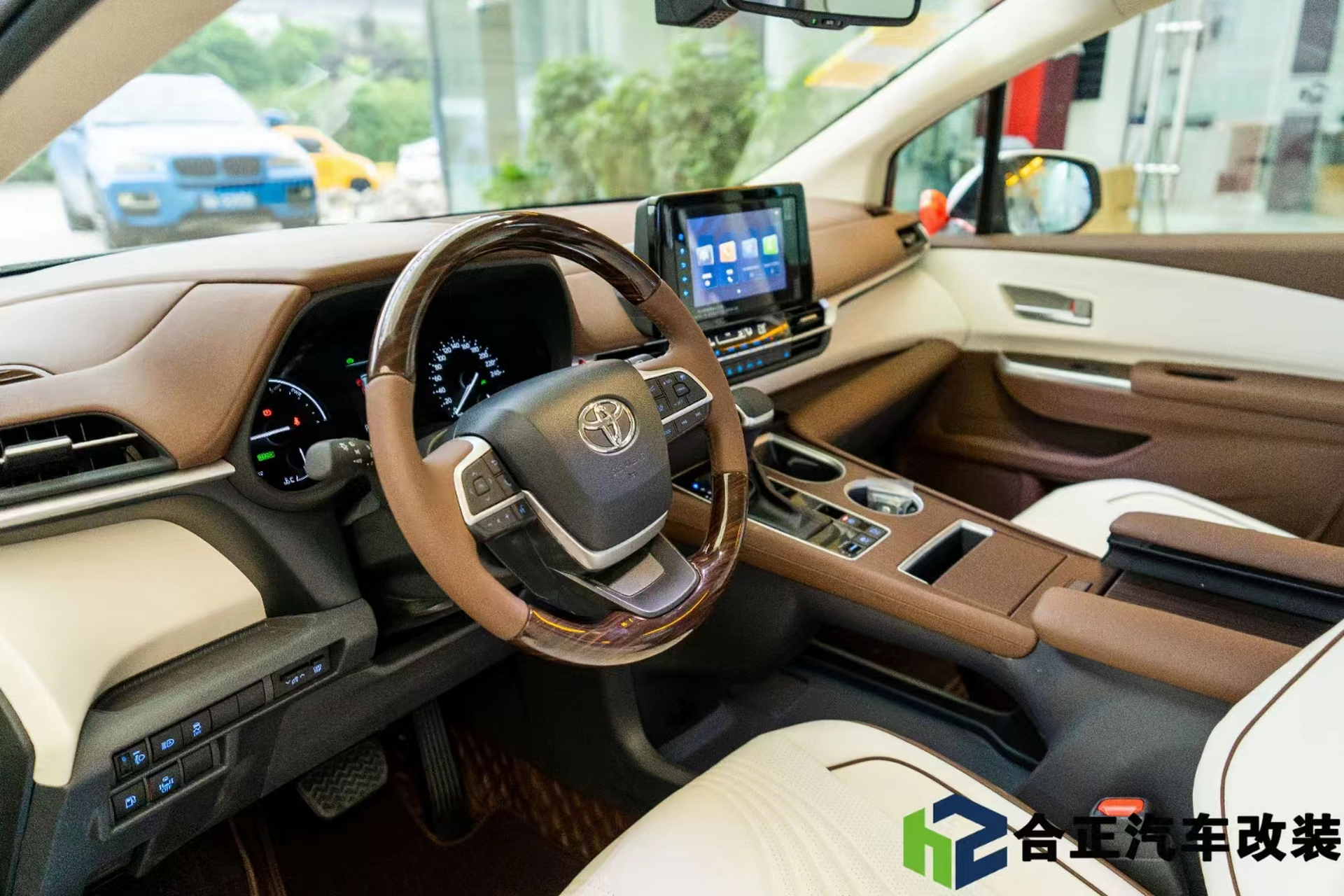 银川合正改装车,丰田塞纳升级摩卡棕内饰案例,非常耐看!