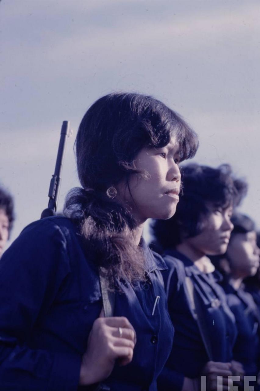 当年,越南战争期间,有一个名叫黎蓉的越南女兵引人注目!