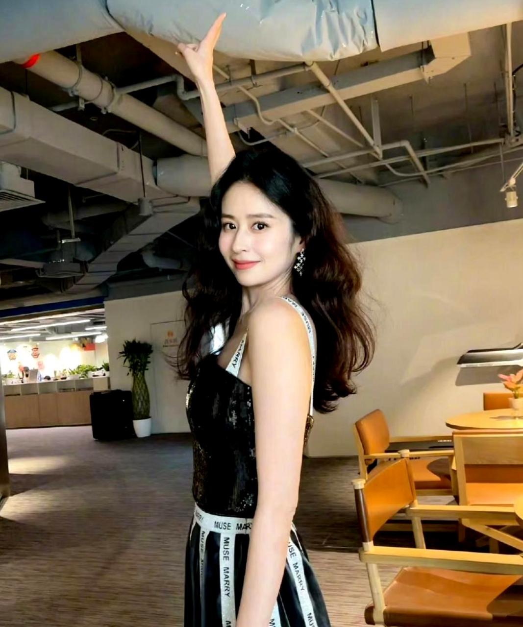 颖儿在餐厅悠闲自拍,虽然她本人非常瘦,看起来也不需要减肥,但她一直