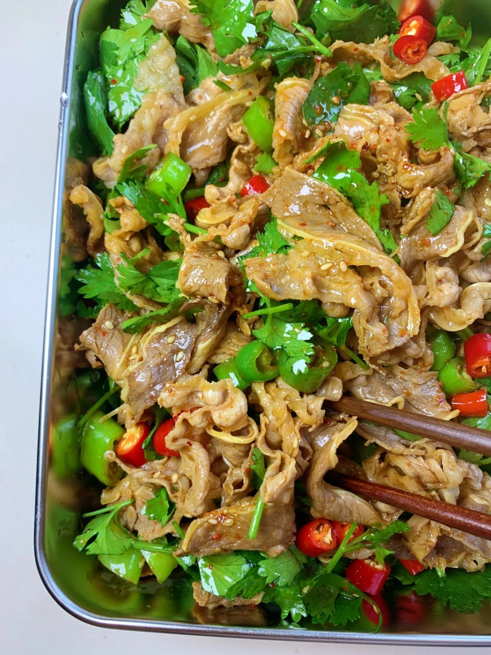 夏天吃这道菜酸辣爽口肉香四溢,  做法简单,5分钟就能搞定  做法: 1料