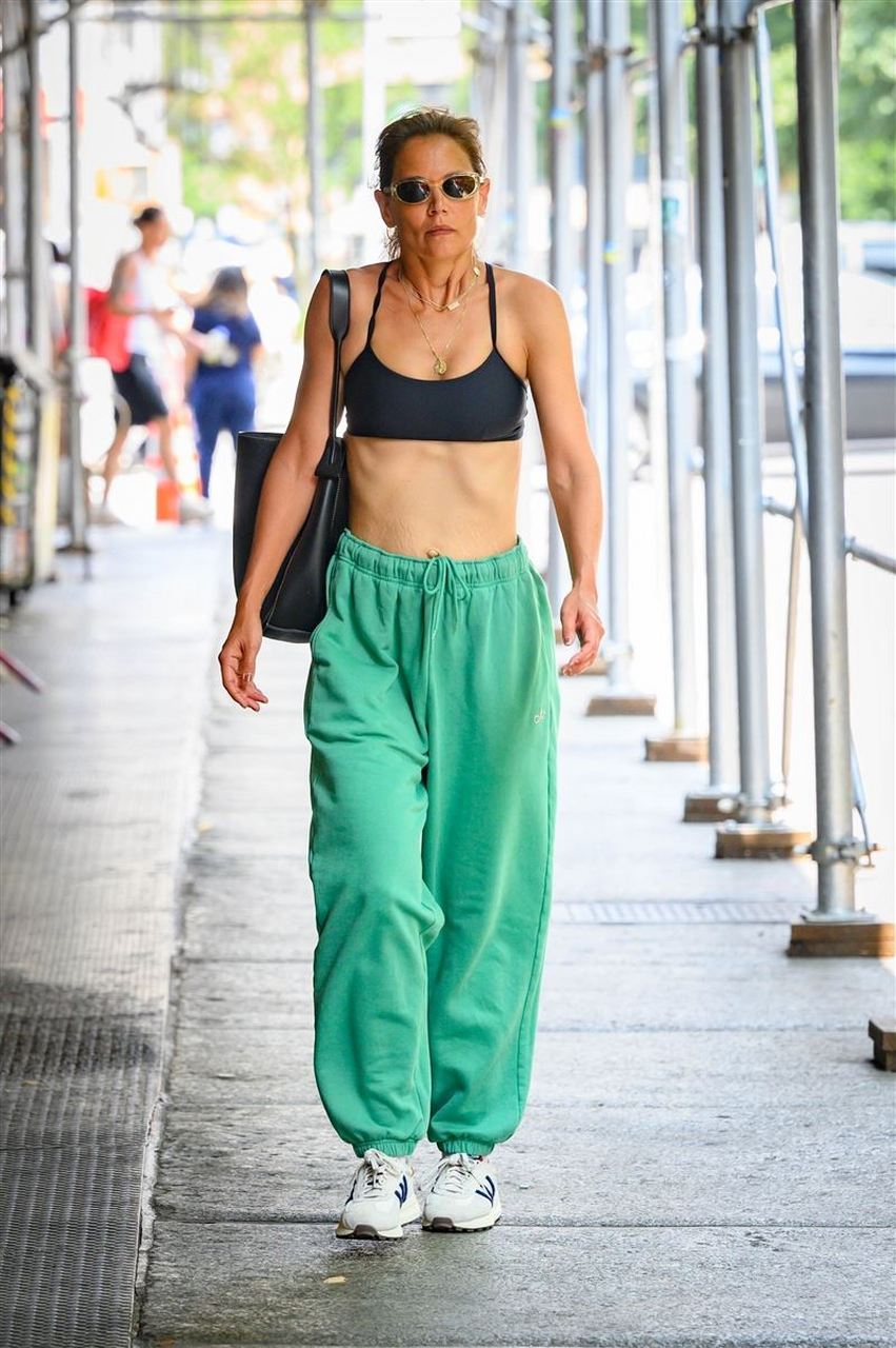 汤姆克鲁斯的前妻,苏瑞的妈妈,凯蒂·霍尔姆斯近日穿一条绿色运动裤出