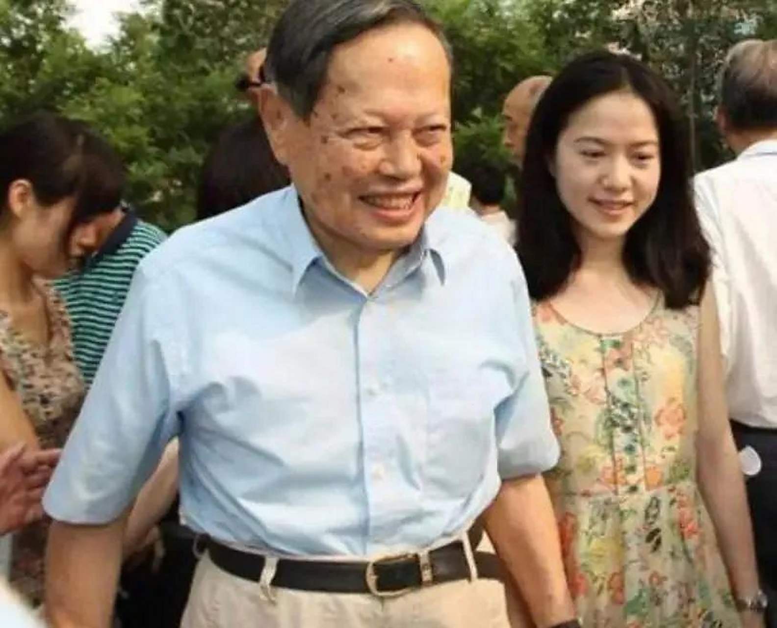 翁帆跟杜致礼相貌神似,脸型和神态几乎一模一样.