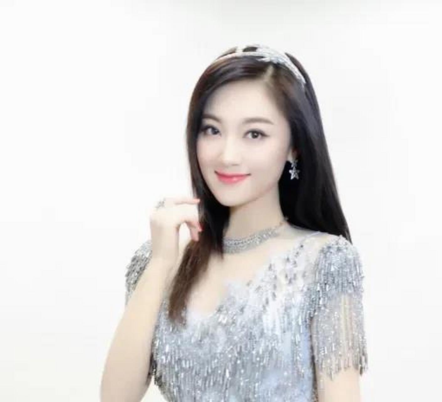 中国辽宁大连女歌手—王小玮  王小玮(曾用名王晓伟),1983年8月26日