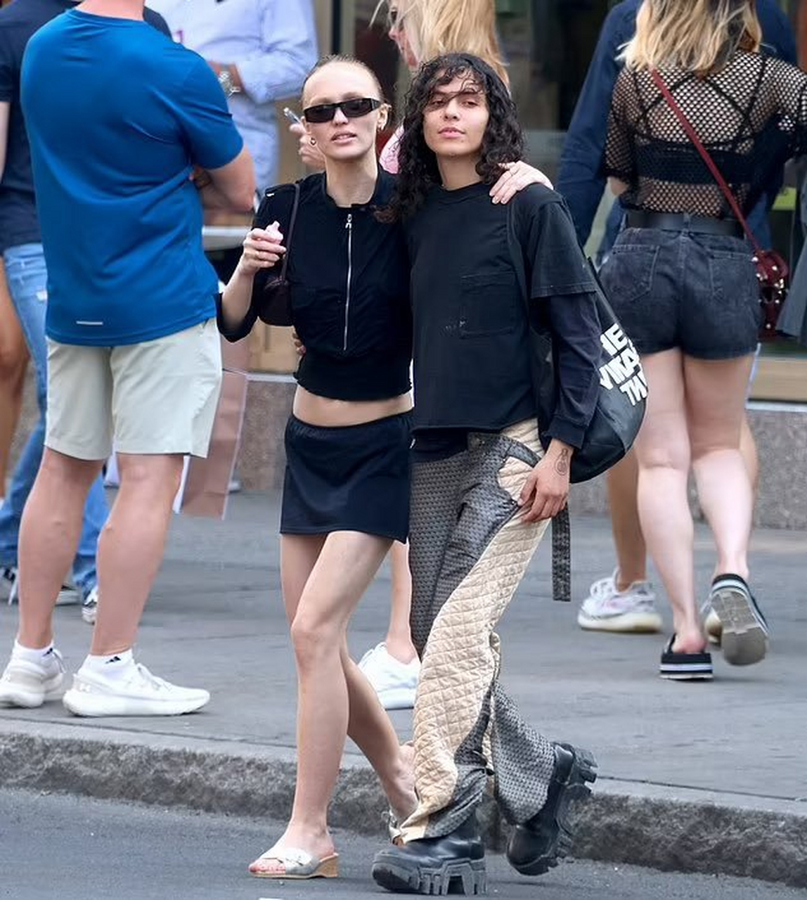 莉莉罗丝德普#lily rose depp 为女友070 shake庆祝26岁生日