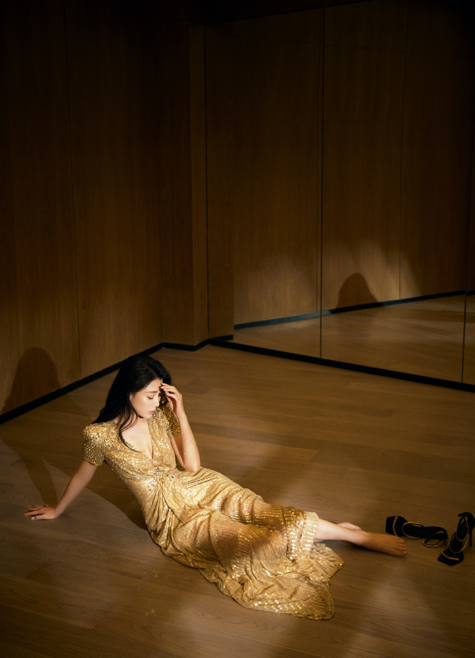 殷桃  深v鎏金长裙迷人写真图集 676767[鲜花]