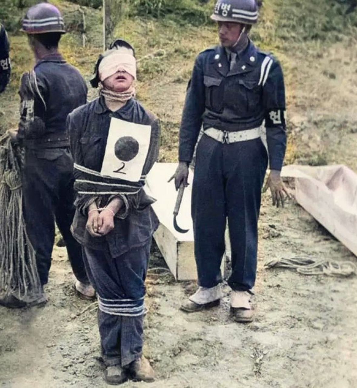 五十年代的韩国济州岛,一名身份不明的女囚犯,面临着即将被绞死的命运