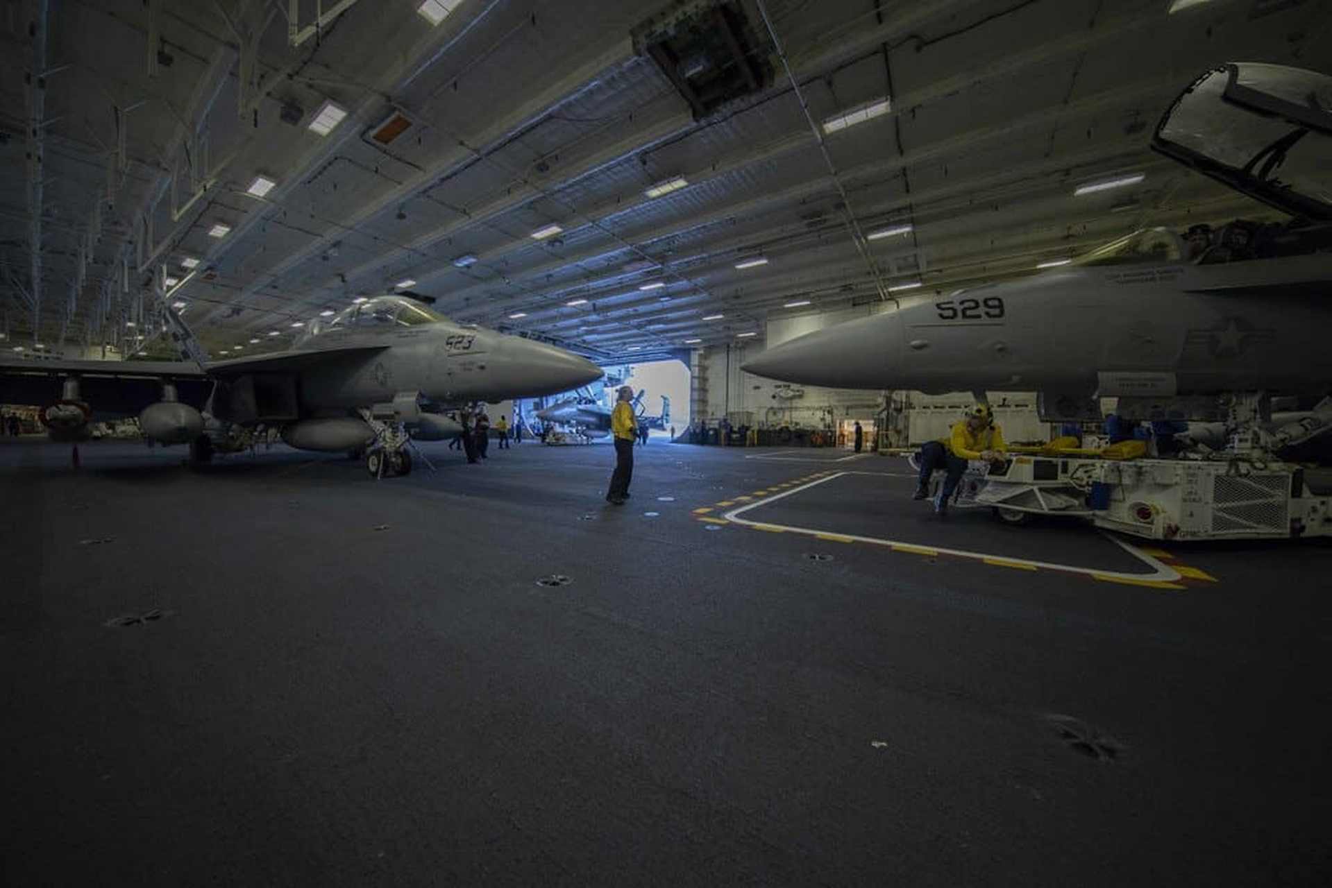 福特号航母的机库