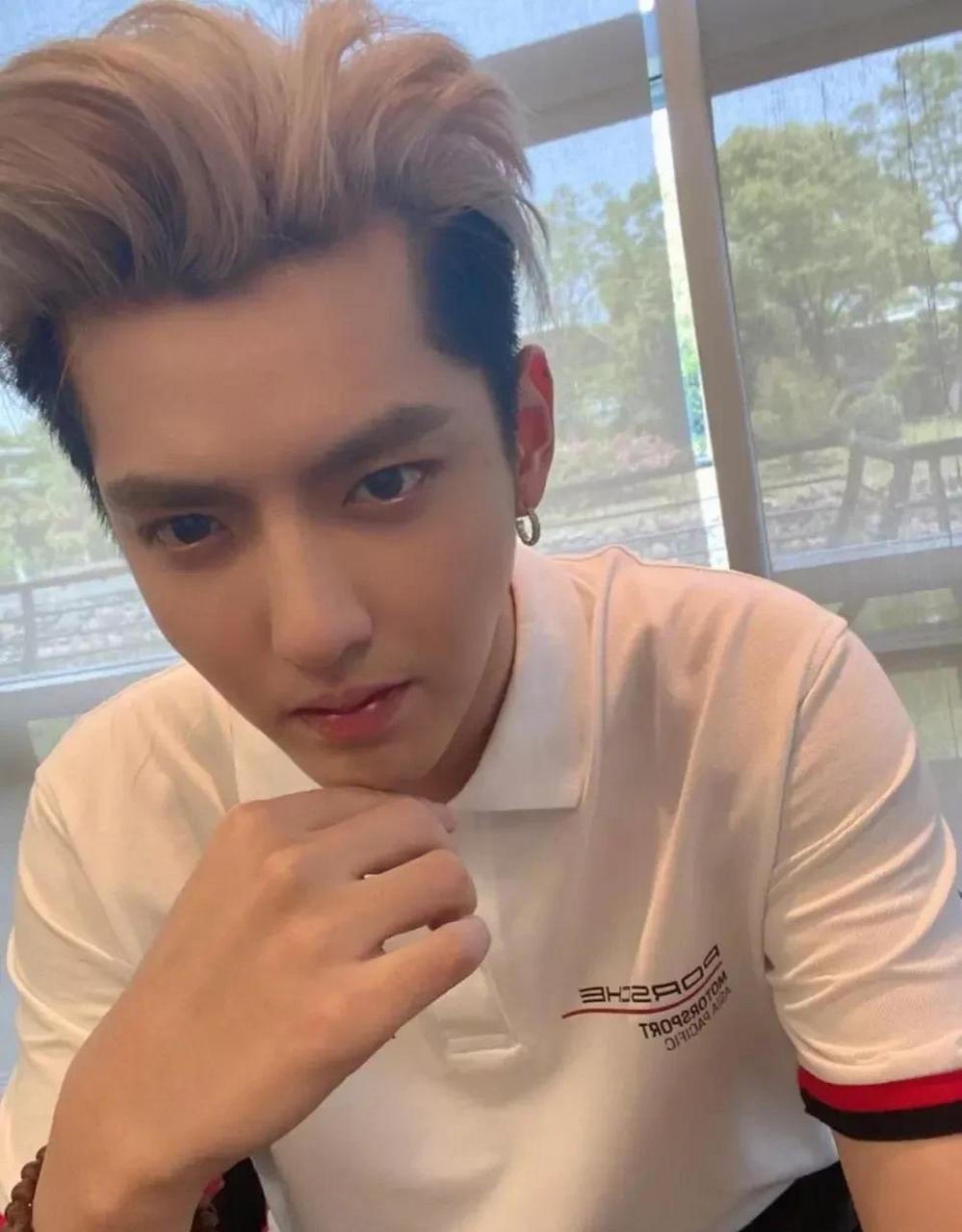 吴亦凡晒出自己自拍照,并称五一不烦 [笑哭] ,厉害了,还可以用谐音梗