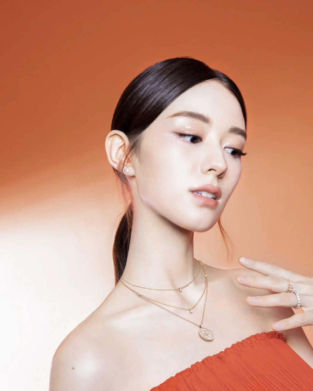 吉娜当妈后更美了,长发随便一扎就是那么温柔,自带母性光辉,穿露肩装