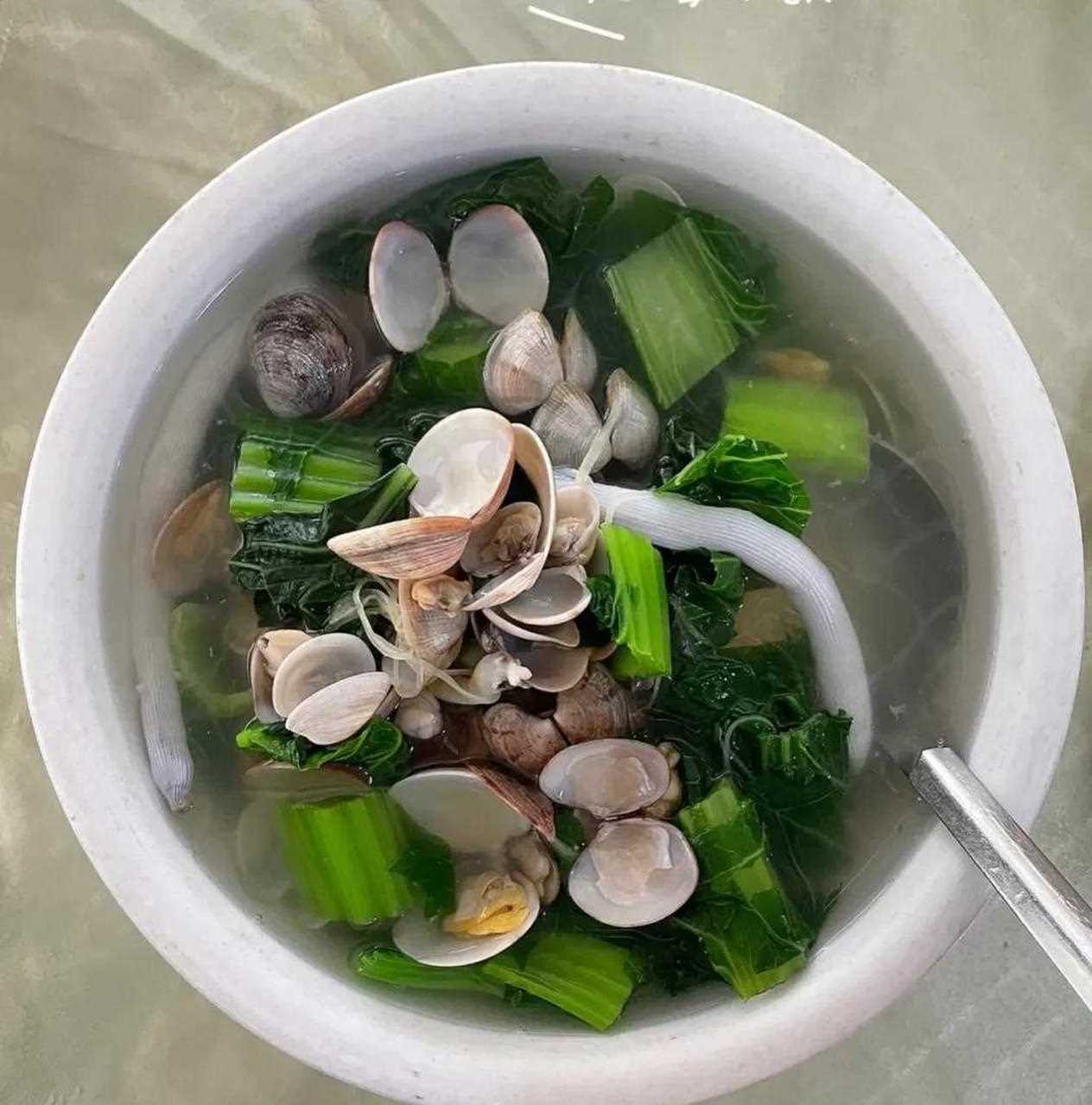 需要多喝一些汤水,今天午餐的汤水是车螺芥菜汤,营养丰富,鲜甜美味