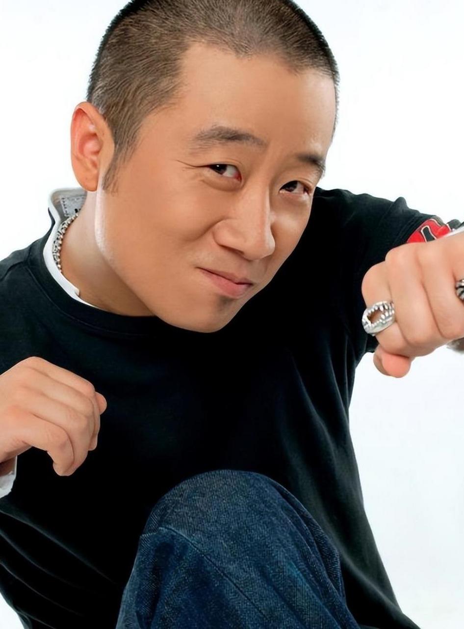 "刘罗锅"儿子蹭"挖呀挖"热度,表情动作癫狂,网友:精神失常