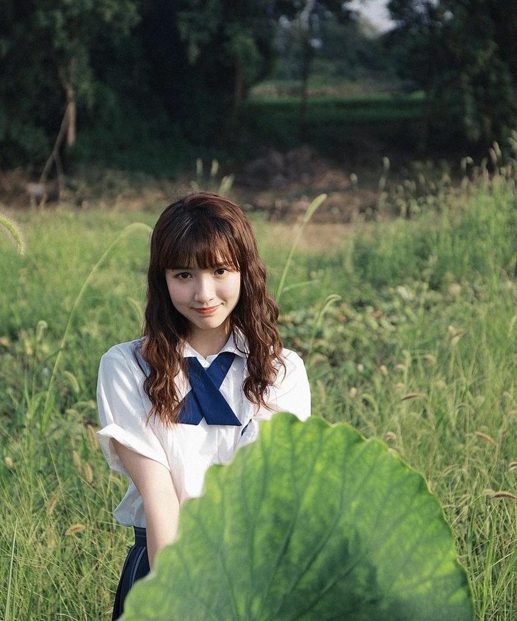 西河町畔唯美的校服少女~ #中国版chatgpt来了# #娱乐