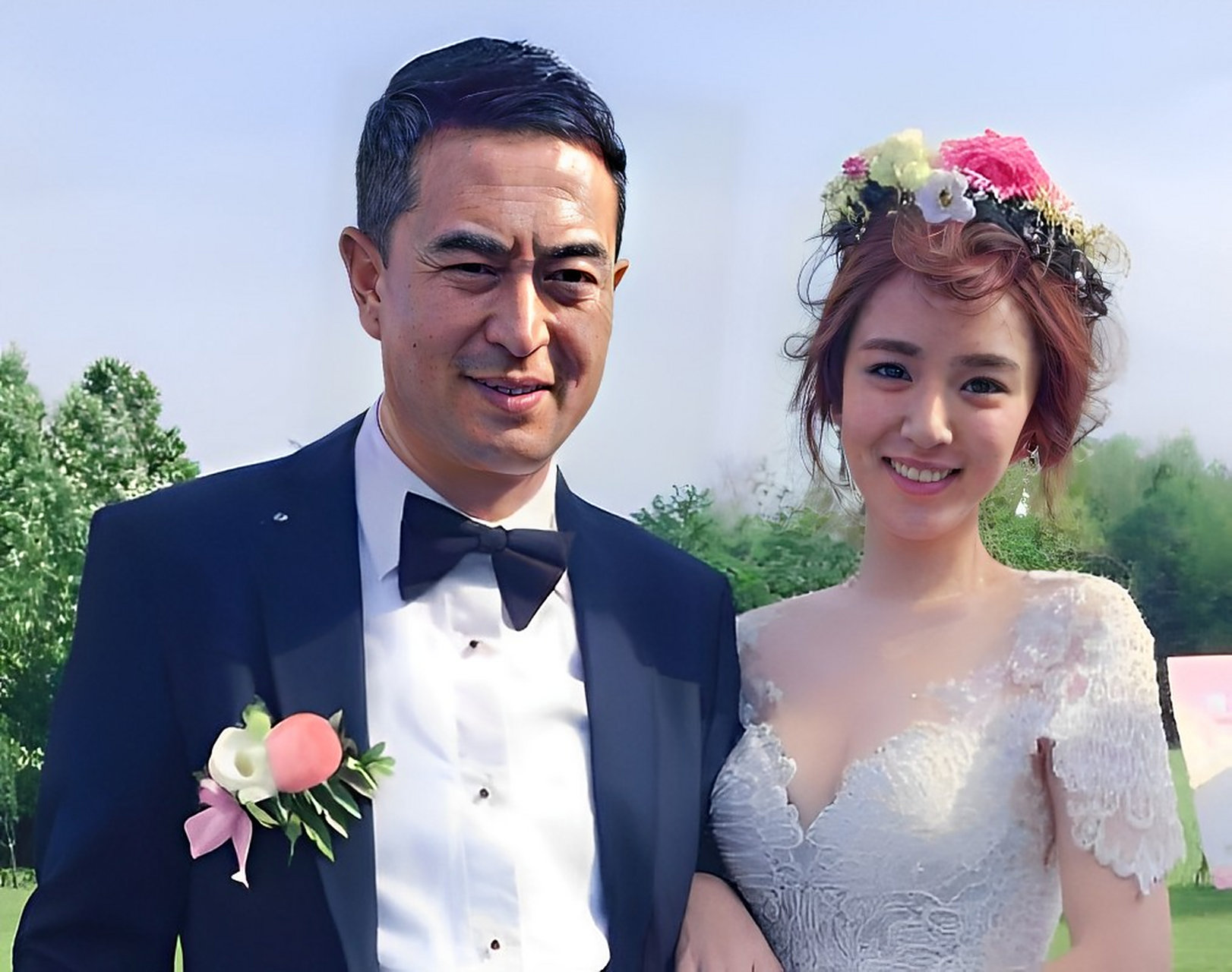 那一年,张嘉译给妻子王海燕买了一座7000万的豪宅和一辆200万的豪车.