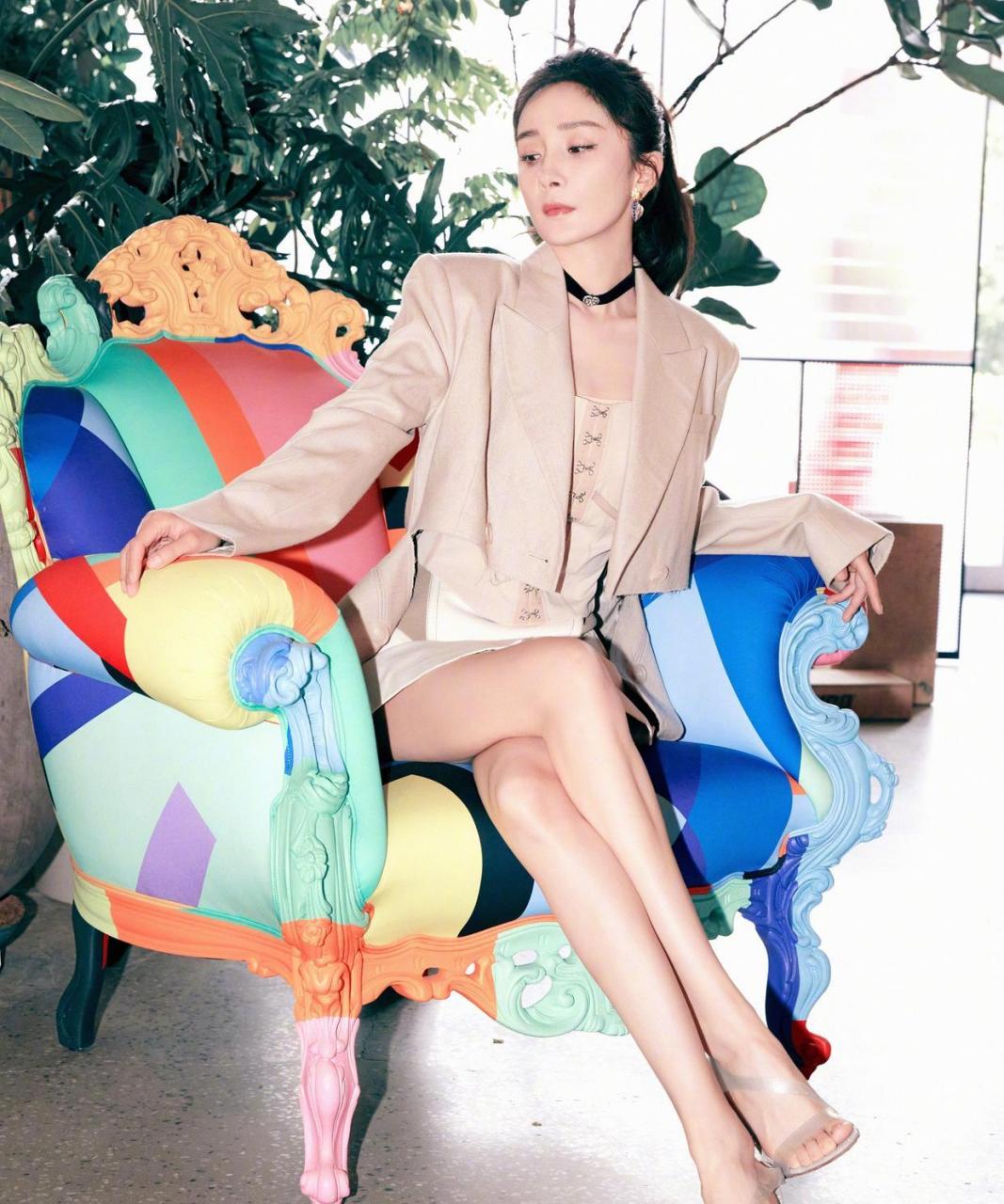 杨幂透明凉鞋秀玉足 #娱乐