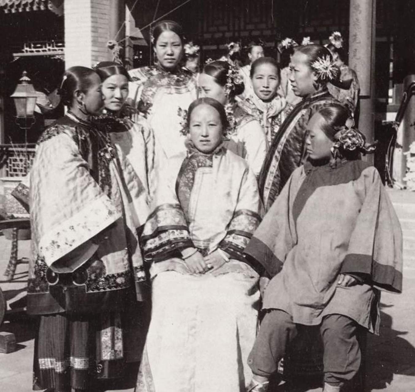 清朝一家大户人家里的女人,从照片之中,我们能明显的看得出地位的高低