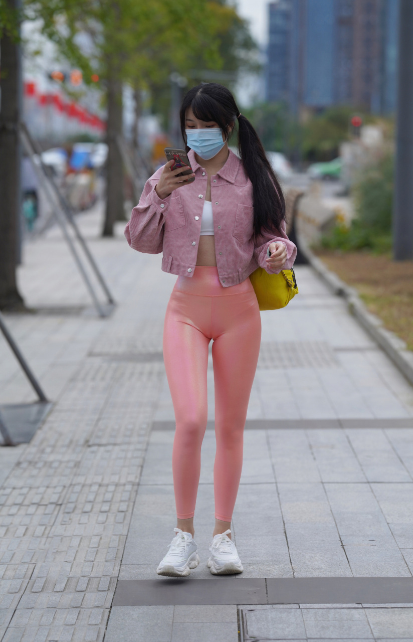 动态激励计划#漫步在街头,迎面而来的是一个独具魅力的粉色热裤妹子