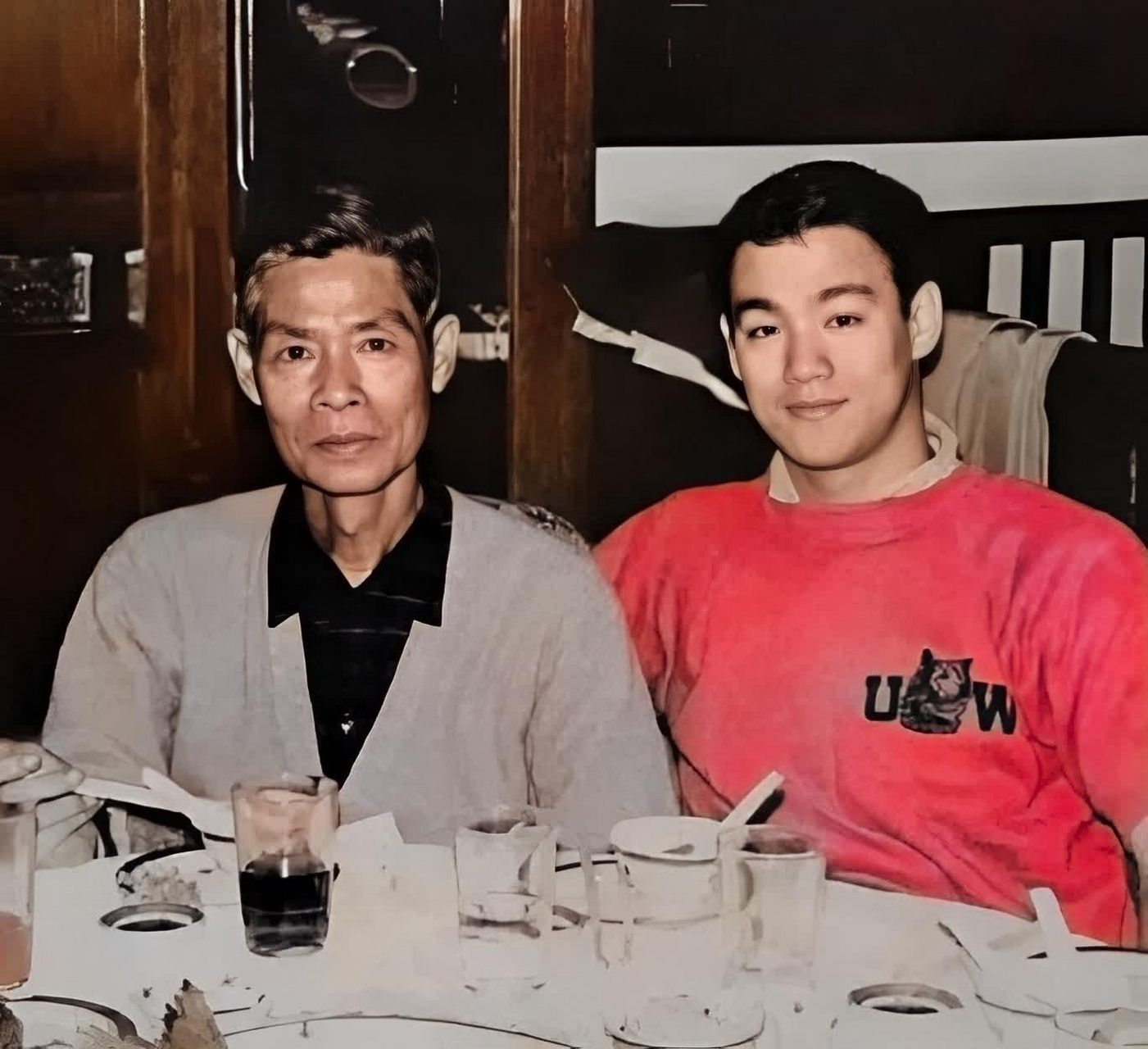 可以说,李海泉也是李小龙的武术启蒙老师.