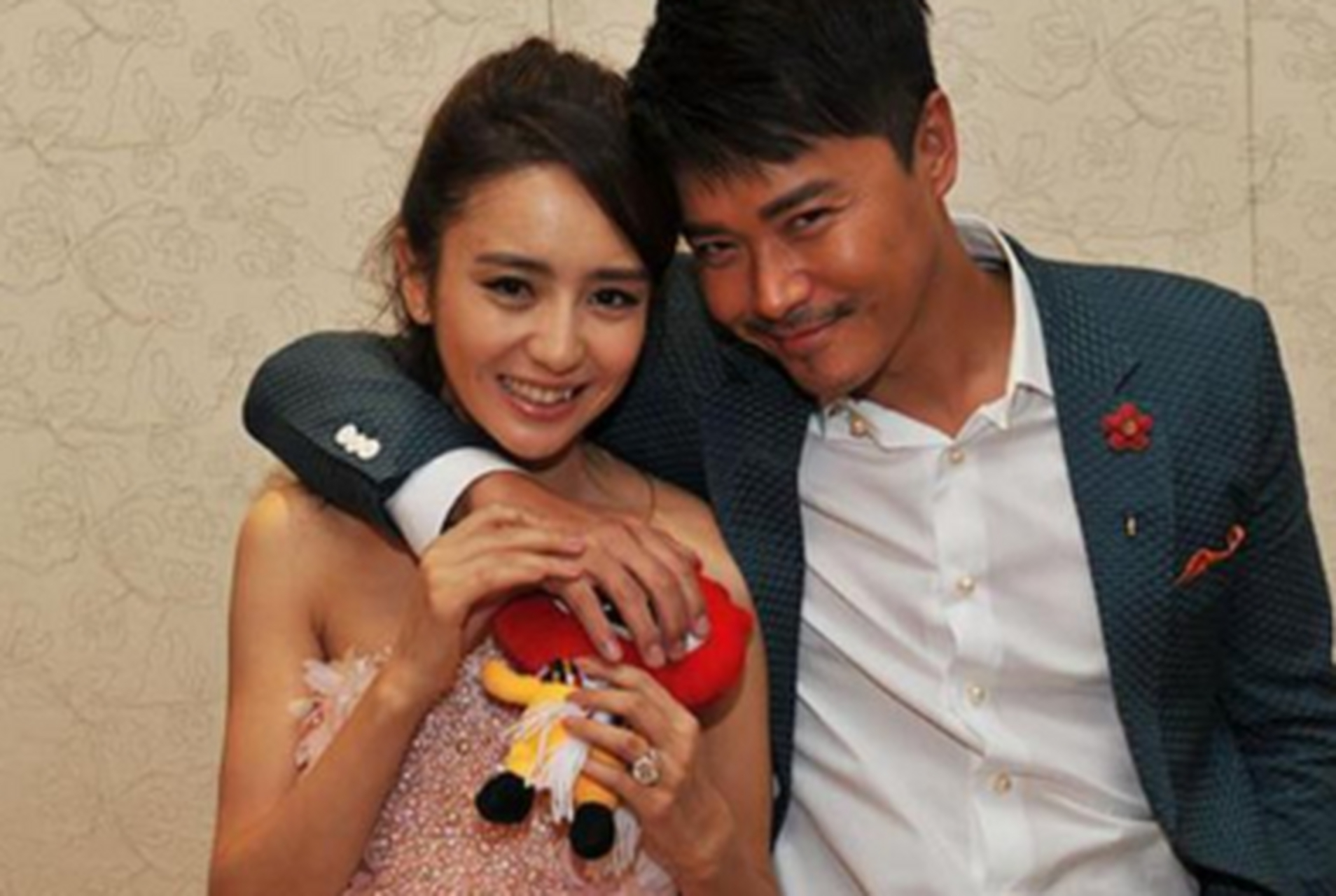 佟丽娅素颜拜访原文化部长王蒙,离婚2年频传喜讯,陈思诚脸疼吗 佟丽娅