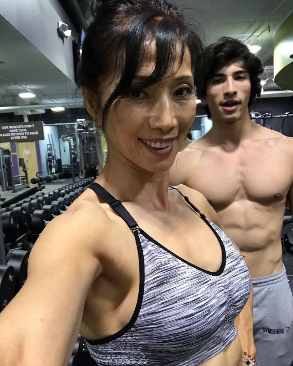 64岁的西协美智子,虽然容颜有了沧桑,但是健美的体型一点也不输给自己