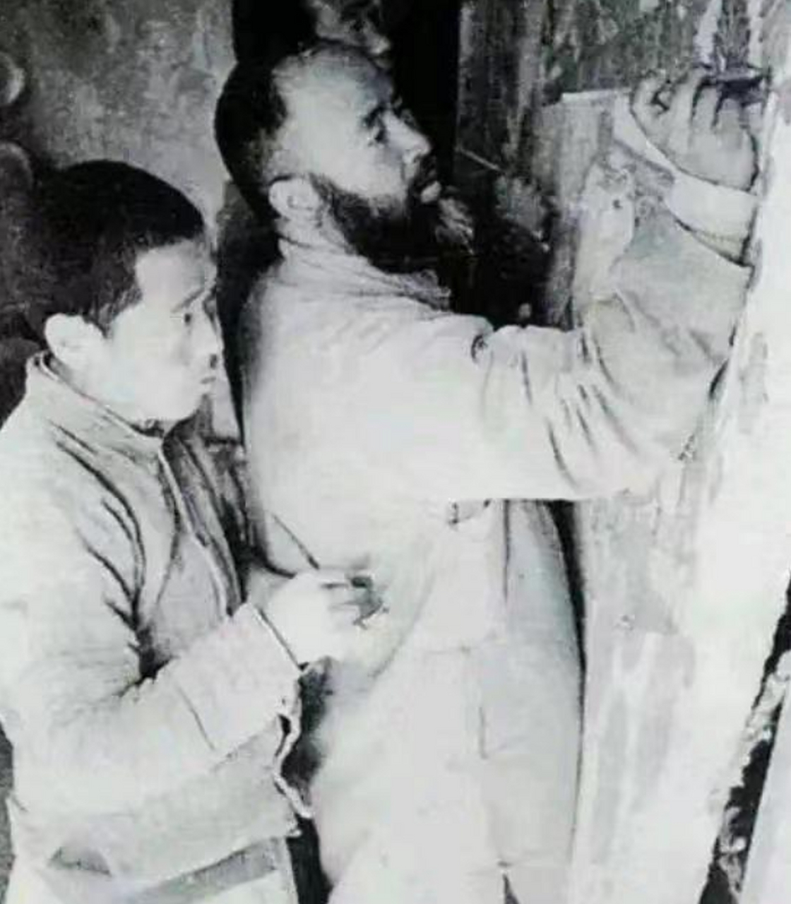 画家张大千在莫高窟第20窟临摹壁画时,发生了一件引起人们愤慨的事情