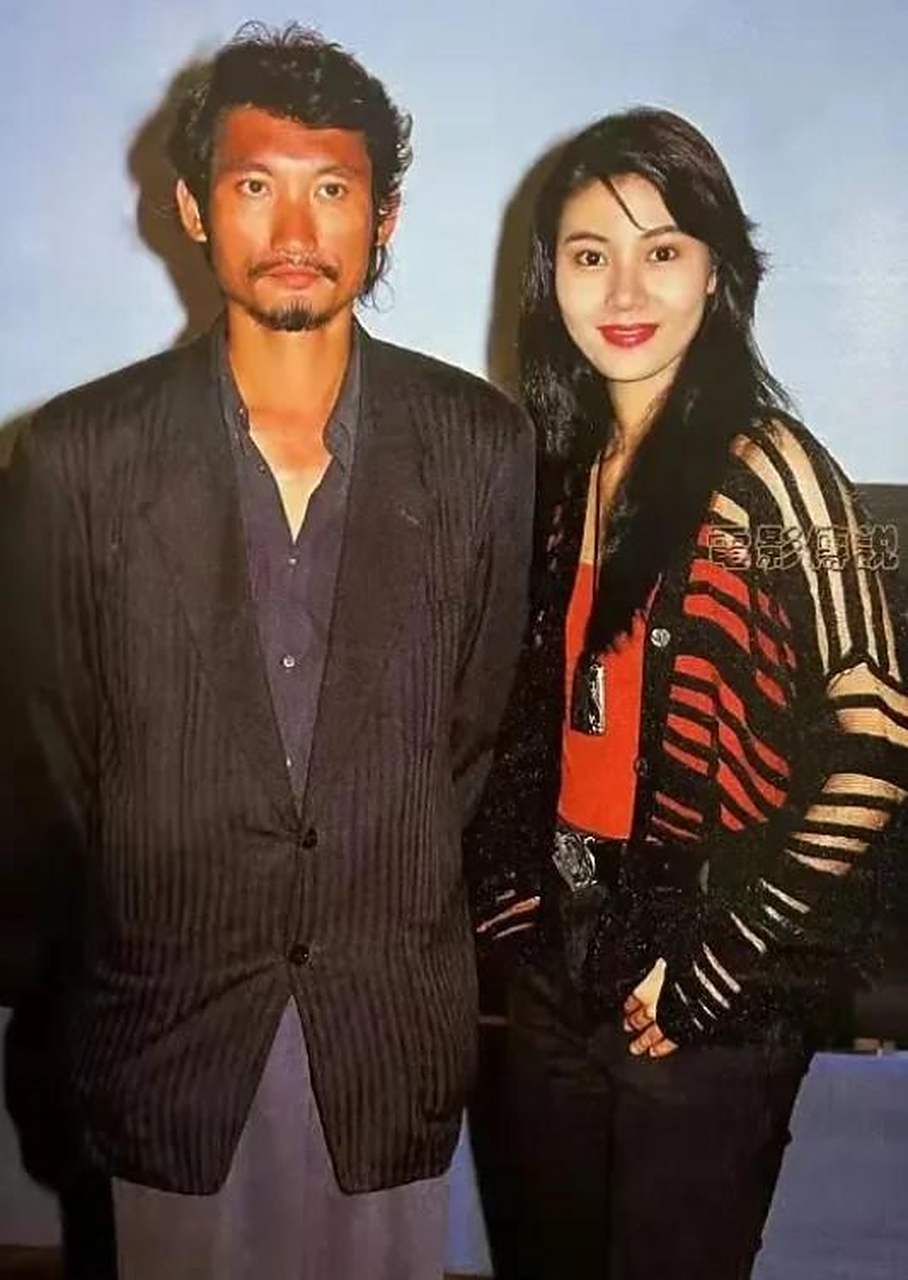 从照片上看,李嘉欣五官很大气,徐克则一头卷发,还留着胡子,不修边幅