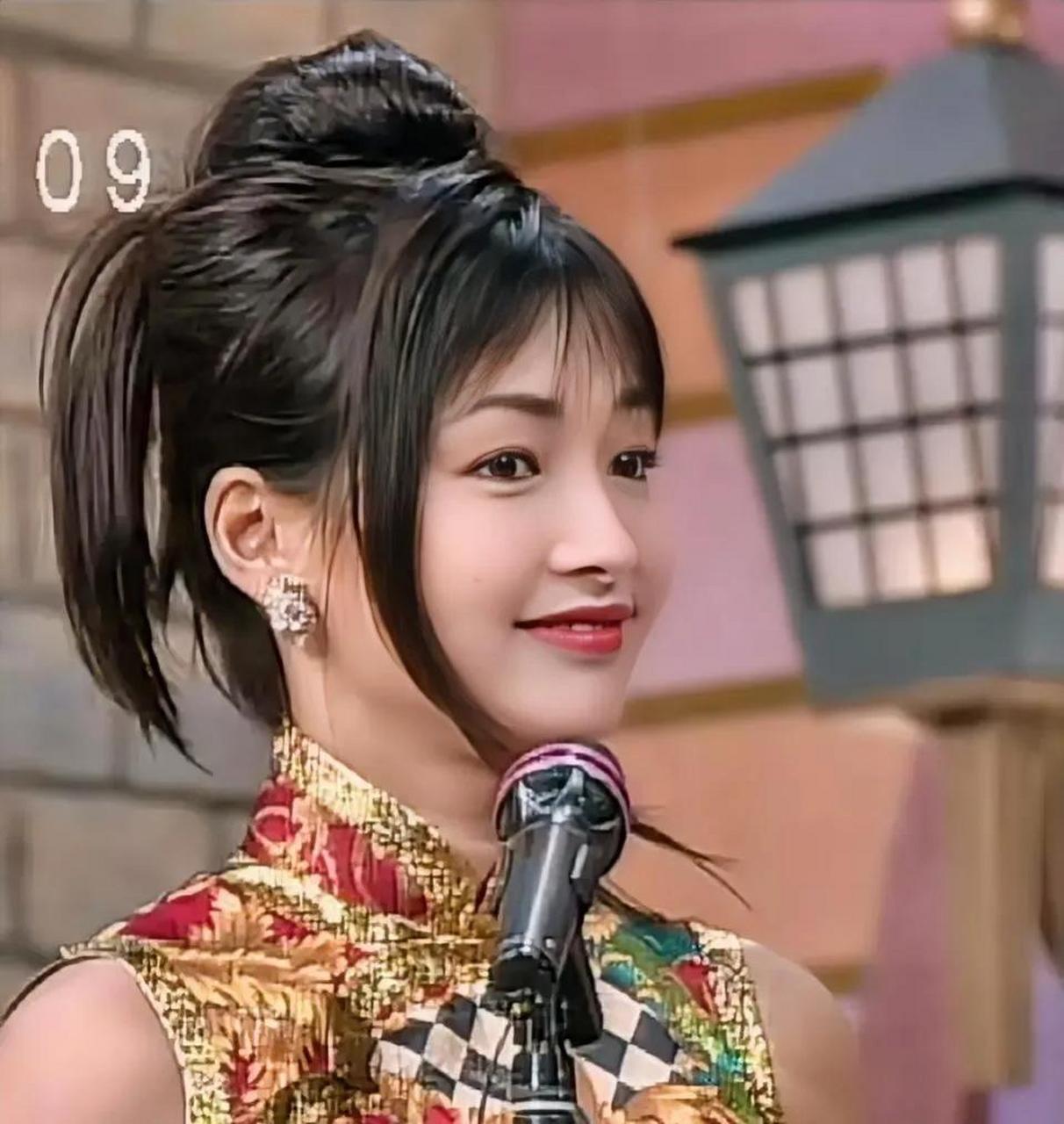 李绮红今年才50岁出头,可是近照却让无数人唏嘘,她可是当年古天乐版