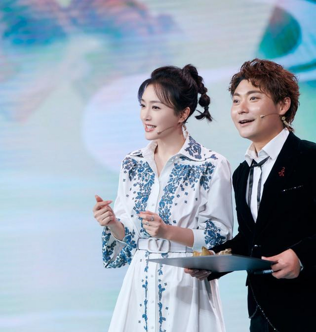 是衬衫式的设计风格,那么领口的处理相当的重要,秦岚就处理得很完美