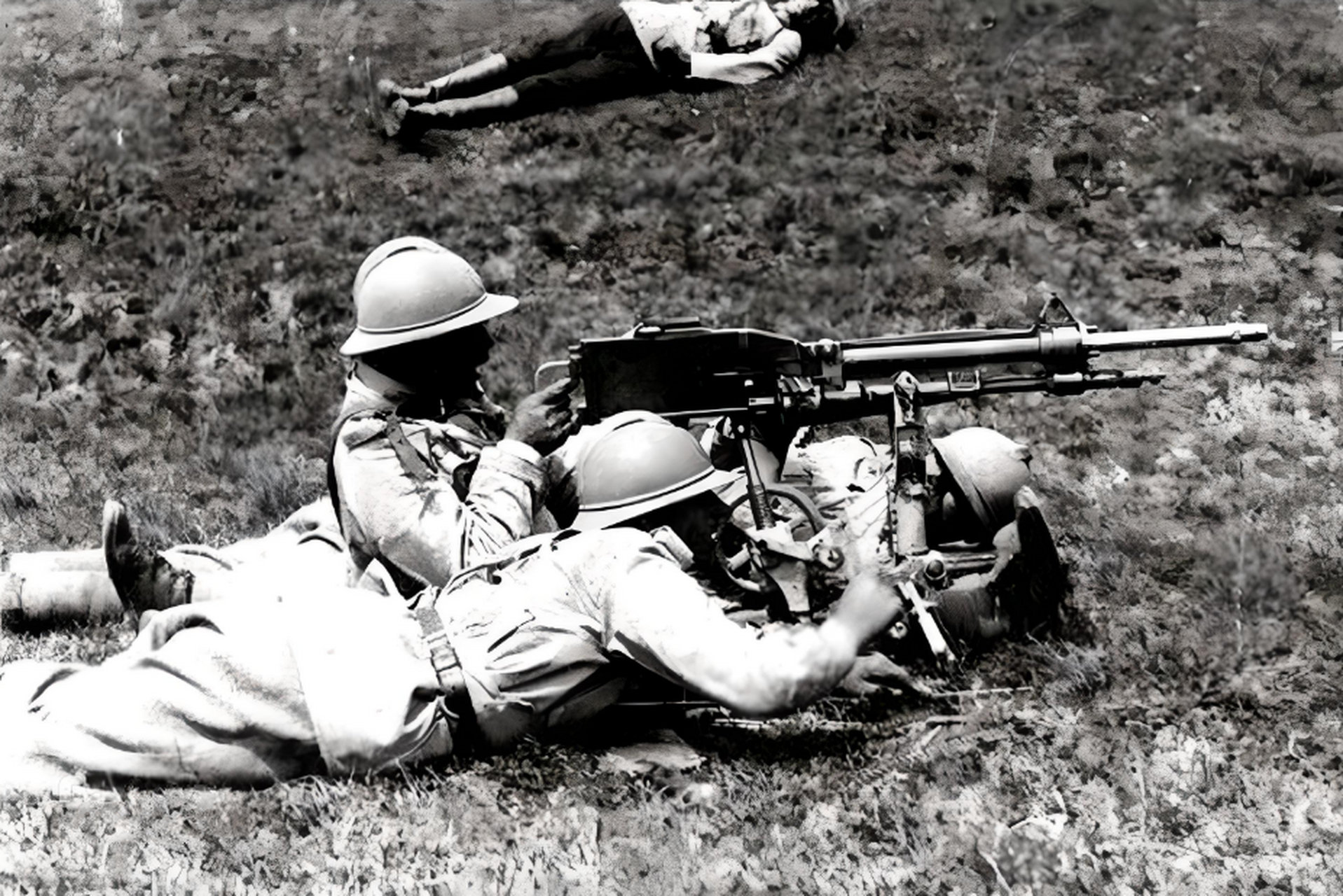 1940年5月,德军士兵正在检查一挺被缴获的圣·艾蒂安m1907重机枪.