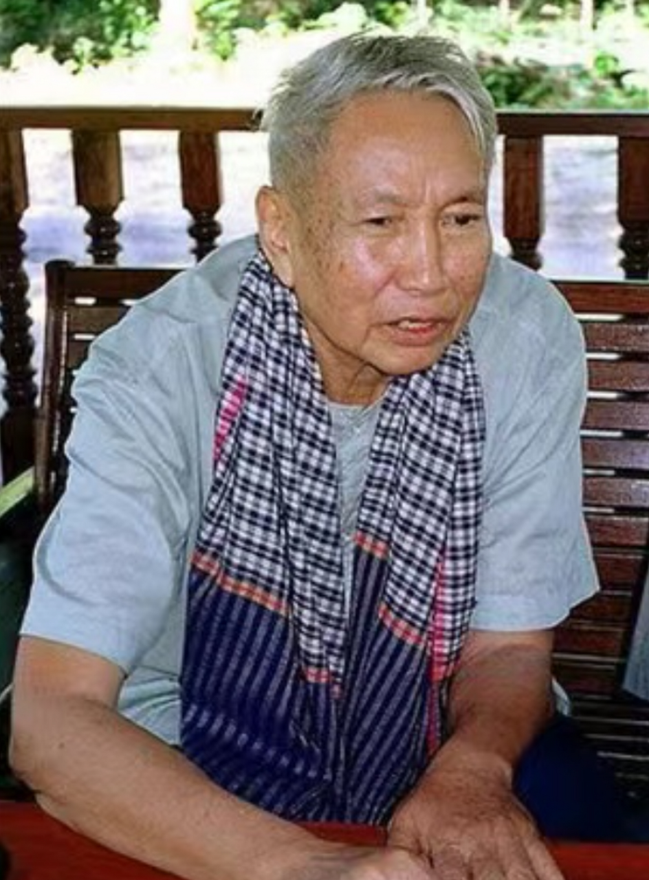 照片中的人名叫波尔布特,他曾是柬埔寨"红色高棉"的领袖.