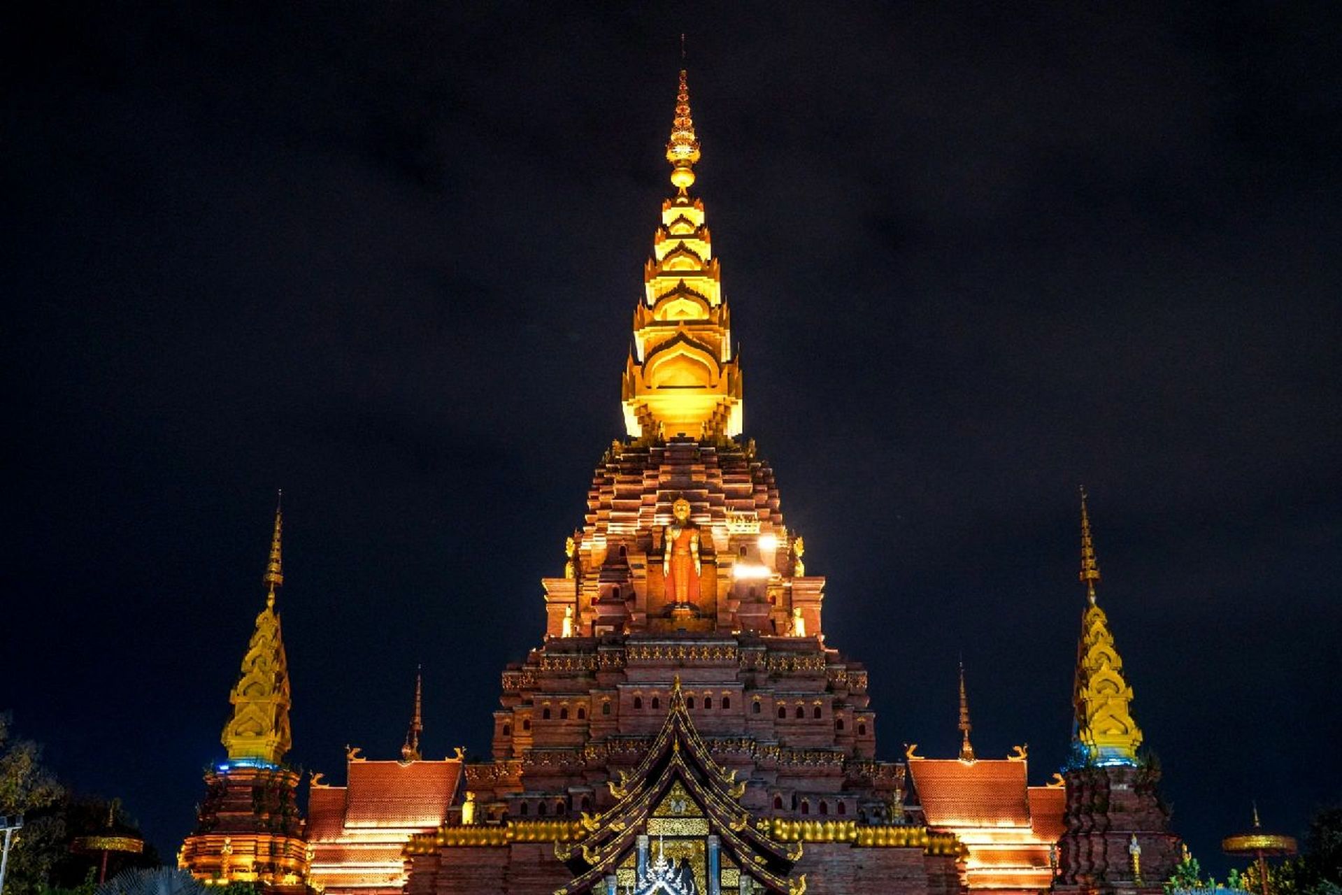 大金塔寺是景洪市的总佛寺,也是景洪市佛教协会所在地,管辖景洪市内二