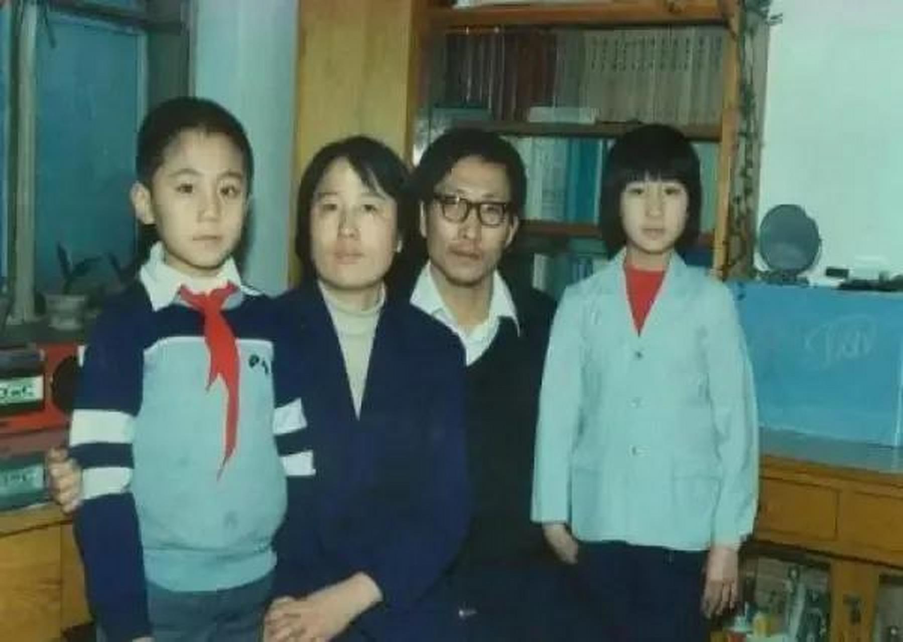 小时候的刘烨是一个可爱又帅气的男孩,戴着红领巾的他显得十分纯真