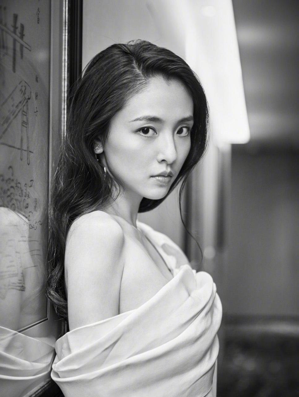 吴倩露肩白裙性感写真图片