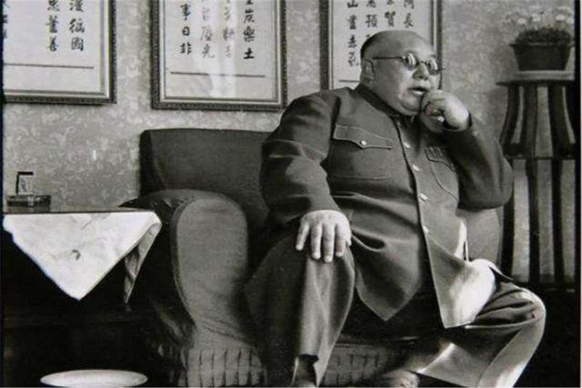 中间这位身材魁梧的大胖子军官,就是西北军阀"四马"之一的马鸿逵,照片