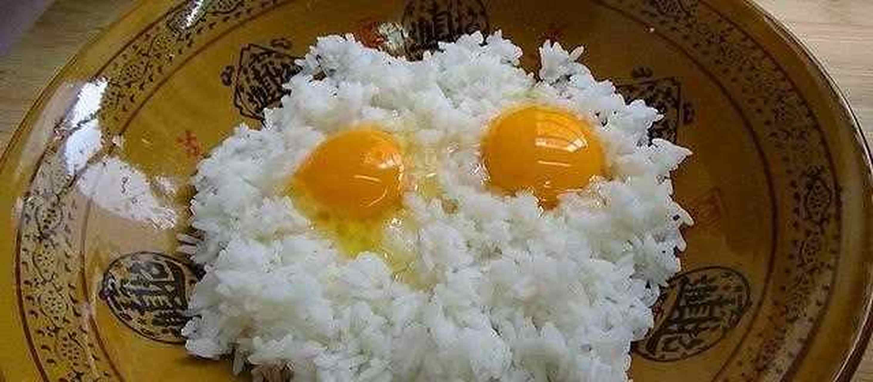 咸香酥脆的锅巴  [发怒] 1,将剩米饭打散,打入2颗鸡蛋,搅拌均匀 2