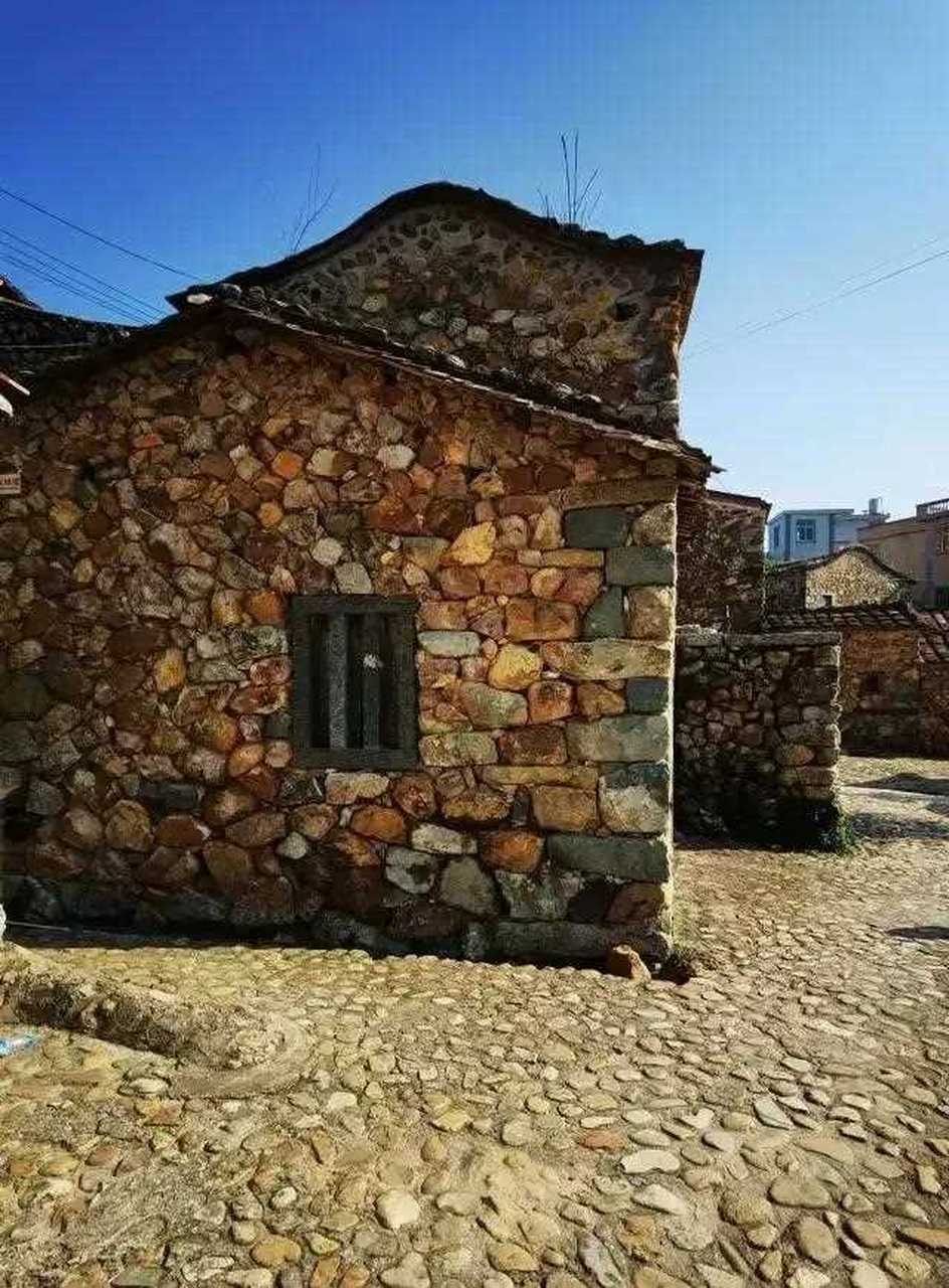 独具闽南风格的石头厝,显得那么古朴与沧桑,充盈着历史厚重之感.[晕]